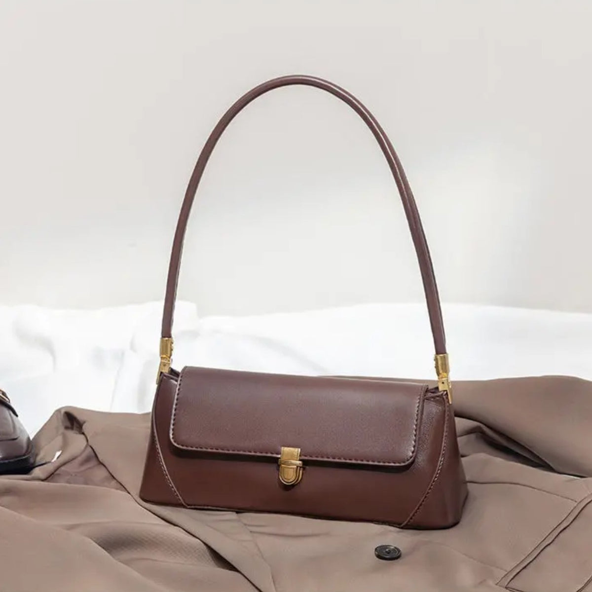 Bootara Women's Parisian Baguette Satchel – Vintage Underarm Bag with Convertible Strap & Timeless Textured Leather